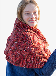 Shoulder warmer with large cable
