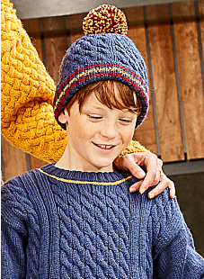 Cable hat with bicolour pompom