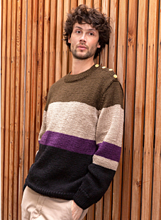 Round collar sweater with buttons on shoulder