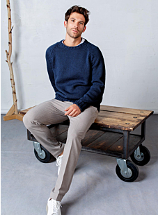 Raglan sweater with round collar